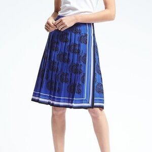 Banana Republic Navy Blue Floral Pleated Skirt pleated blue black‎ size 4 midi